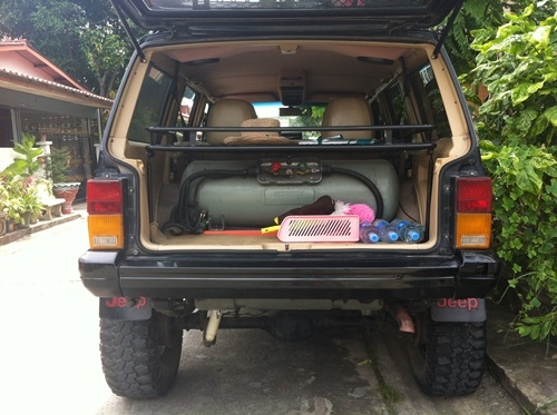 97 Jeep Cherokee รถสวยแต่งเต็มพร้อมลุย รุ่นท็อปสุดเบาะหนังปรับไฟฟ้ามีแอร์หลัง ออโต้ ติดแก็ส เอลพีจี รถพร้อมใช้งาน  รถคนนี้มีการตรวจเช็คและมีประวัติการซ่อมก่อนใช้งานจริงแล้วประมาณ 6 หมื่น บาท