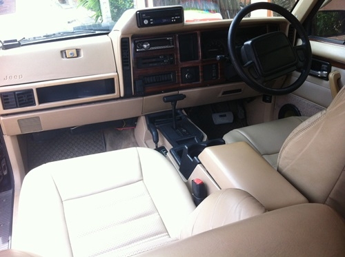 97 Jeep Cherokee รถสวยแต่งเต็มพร้อมลุย รุ่นท็อปสุดเบาะหนังปรับไฟฟ้ามีแอร์หลัง ออโต้ ติดแก็ส เอลพีจี รถพร้อมใช้งาน  รถคนนี้มีการตรวจเช็คและมีประวัติการซ่อมก่อนใช้งานจริงแล้วประมาณ 6 หมื่น บาท