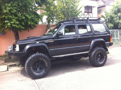 97 Jeep Cherokee รถสวยแต่งเต็มพร้อมลุย รุ่นท็อปสุดเบาะหนังปรับไฟฟ้ามีแอร์หลัง ออโต้ ติดแก็ส เอลพีจี รถพร้อมใช้งาน  รถคนนี้มีการตรวจเช็คและมีประวัติการซ่อมก่อนใช้งานจริงแล้วประมาณ 6 หมื่น บาท