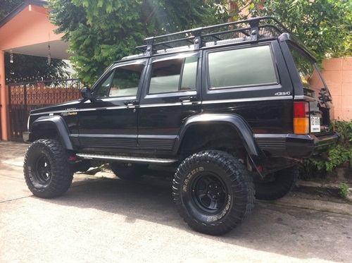 97 Jeep Cherokee รถสวยแต่งเต็มพร้อมลุย รุ่นท็อปสุดเบาะหนังปรับไฟฟ้ามีแอร์หลัง ออโต้ ติดแก็ส เอลพีจี รถพร้อมใช้งาน  รถคนนี้มีการตรวจเช็คและมีประวัติการซ่อมก่อนใช้งานจริงแล้วประมาณ 6 หมื่น บาท