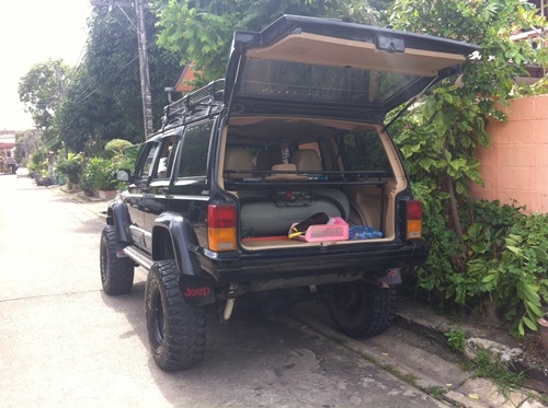 97 Jeep Cherokee รถสวยแต่งเต็มพร้อมลุย รุ่นท็อปสุดเบาะหนังปรับไฟฟ้ามีแอร์หลัง ออโต้ ติดแก็ส เอลพีจี รถพร้อมใช้งาน  รถคนนี้มีการตรวจเช็คและมีประวัติการซ่อมก่อนใช้งานจริงแล้วประมาณ 6 หมื่น บาท