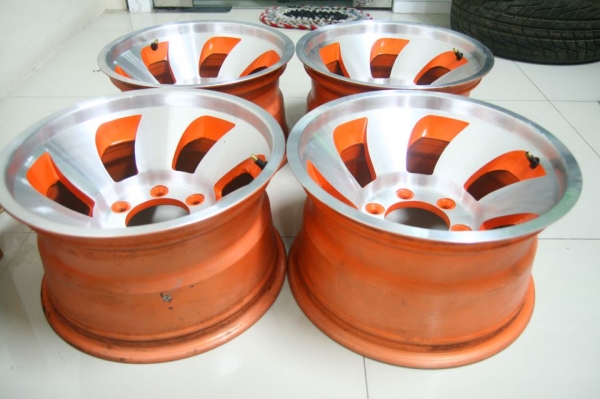 ขอบ15นิ้ว กว้าง8.5นิ้ว 6รู139.7 ET-34 ลึกๆ ยี่ห้อ ESCORT 8500บาท สภาพงาม