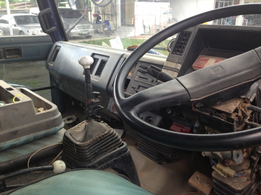 ISUZU ROCKY 175 HP 6BG1 หกล้อดั๊มพ์ ช่วงล่างใหญ่คัชซีสวยมากๆ กระบะดั๊มพ์เหล็ก 6 ตันยิงหน้าความยาว 3.60 เมตรสภาพดี เครื่องแห้งดีไม่เยิ้ม ภายในคอนโซลสวยครบ พวงมาลัยเพาเวอร์ ระบบเบรคทริ๊ปฟี้ ช่วงล่างยาง 8.25 ขอบ 16 สภาพดี 70\% พร้อมบรรทุกพร้อมใช้งาน เอกสารทะเ