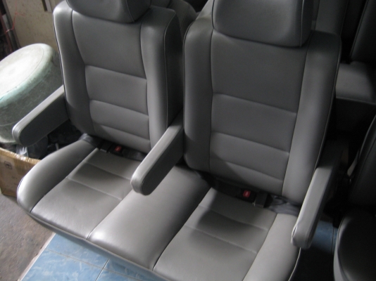 เบาะ commuter ตัวใหม่ เบาะหนัง 9ที่นั่งสีเทา สภาพดีมาก