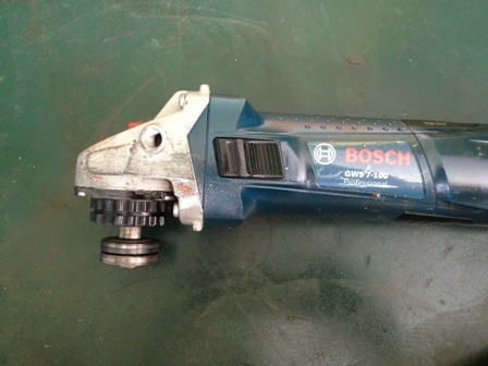 ขายเครื่องเจียรไฟฟ้า 4 นิ้ว BOSCH รุ่น GWS 7-100 (720w)