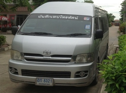 ขายรถตู้โตโยต้าcommuterปี2005 เกียร์ออโต้ เครื่องเบนซินj+LPG แต่งvip 6.8แสน