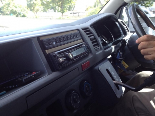 ขายรถตู้โตโยต้าcommuterปี2005 เกียร์ออโต้ เครื่องเบนซินj+LPG แต่งvip 6.8แสน