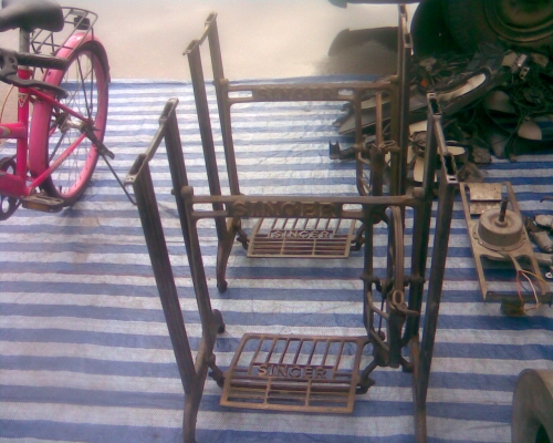 ขาจักรซิงเกอร์สภาพดีครับเดิมๆครับเป็นของซิงเกอร์ครับดัดแปลงทำโต๊ะสวยๆครับ