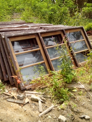 บานหน้าต่างพร้อมวงกบไม้สักสภาพดีครับเป็นไม้สักครับ  ความยาวประมาณเกือบ 1.80  เมตร  กว้างประมาณ 90 ซ.ม. ราคานี้คุ้มครับ  มีประมาณ 150 ชุดครับ สวยๆครับแค่ขัดออกก็แจ่มแล้วครับเป็นไม้เก่าครับ