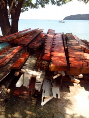 ไม้ตะเคียนทองไม้เรือเก่าเป็นไม้ตะเคียนทองทั้งลำครับ  ไม้ประมาณ 2  รถหกล้อครับ  ขนาด หน้า 14 นิ้ว หนา 4 นิ้ว ยาว 5 เมตร ประมรณ เกือบ 40 ตัว  และมีส่วนประกอบออื่นของเรืออีก