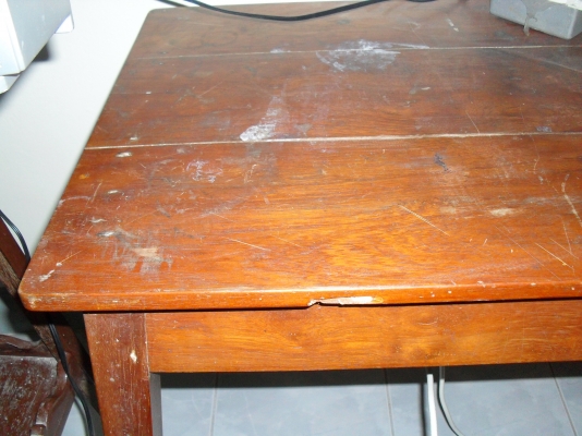 โต๊ะไม้สักเก่าขากลึง