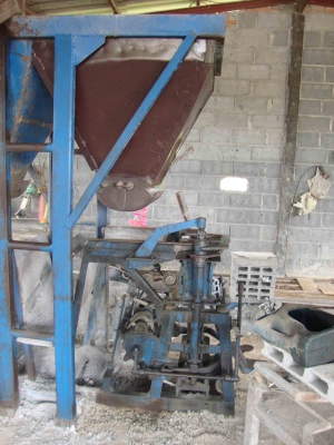 ขายเครื่องอัดอิฐบล๊อคระบบสายพานลำเลียงสองหัวอัดราคาถูก