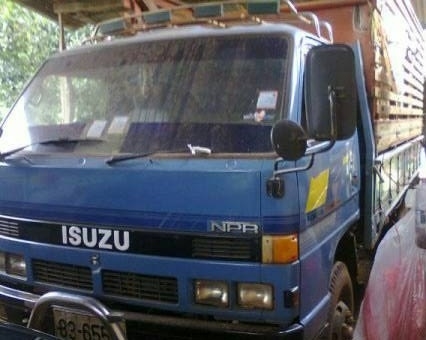 ISUZU NPR 115 HP 4BD1 กระบะคอกไม้ความยาว 4.30 เมตรสภาพอย่างสวย เครื่องแห้งแรงดี ภายในเก๋งคอนโซลครบพร้อม เกียร์สั้น ช่วงล่างคัชซีสวยเดิมๆ ยาง 8.25 ขอบ 16 สภาพดี 70\% พร้อมบรรทุกพร้อมใช้งาน เอกสารทะเบียนภาษีครบพร้อมโอน ราคาต่อรองได้ครับ
