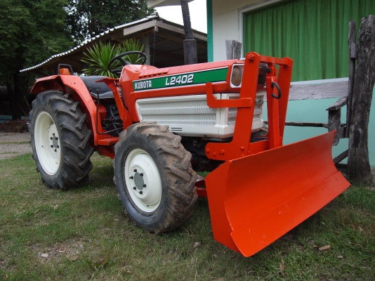 ขาย KUBOTA L2402 4WD ใบดันหน้า สภาพสมบูรณ์ พร้อมใช้งาน ขาย KUBOTA L2402 4WD ใบดันหน้า สภาพสมบูรณ์ พร้อมใช้งาน