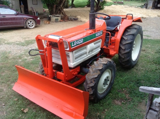 ขาย KUBOTA L2402 4WD ใบดันหน้า สภาพสมบูรณ์ พร้อมใช้งาน ขาย KUBOTA L2402 4WD ใบดันหน้า สภาพสมบูรณ์ พร้อมใช้งาน