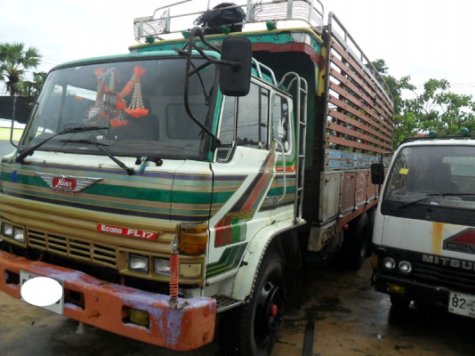 Hino F17 เดิม ๆ เพลาเดียวรถล่อง