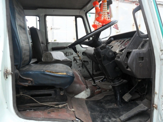 Hino F17 เดิม ๆ เพลาเดียวรถล่อง