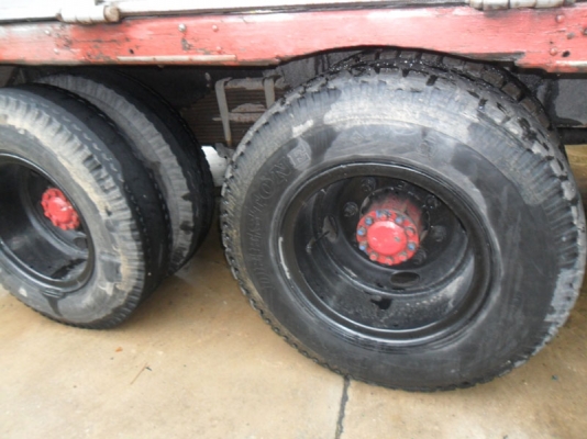 Hino F17 เดิม ๆ เพลาเดียวรถล่อง