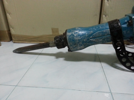 เครื่องสกัดคอนกรีตไฟฟ้าmakita hm1306 สภาพดีมากๆ พร้อมใช้งานครับ