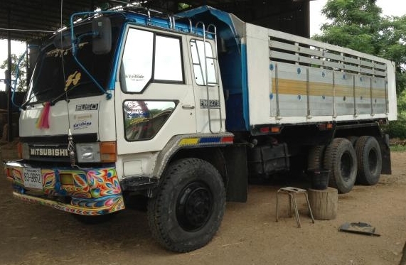 ขายสิบล้อสองเพลาดั้มพ์หลง TD เครื่อง 6D16 สิบเกียร์ สวย โทร 088-4501277