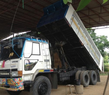 ขายสิบล้อสองเพลาดั้มพ์หลง TD เครื่อง 6D16 สิบเกียร์ สวย โทร 088-4501277