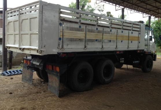 ขายสิบล้อสองเพลาดั้มพ์หลง TD เครื่อง 6D16 สิบเกียร์ สวย โทร 088-4501277