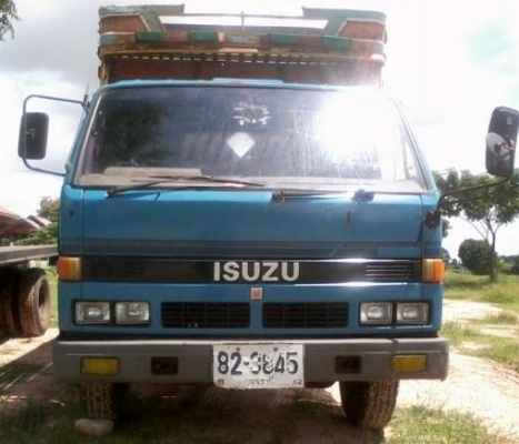 ISUZU NPR 115 HP 4BD1 กระบะคอกไม้ความยาว 4.30 เมตรสภาพดี ภายในห้องเก๋งคอนโซลครบพร้อม เกียร์สั้น เครื่องแห้งแรงดีไม่เยิ้ม ช่วงล่างคัชซีสวยเดิมๆ ยาง 8.25 ขอบ 16 สภาพดี 70\% พร้อมใช้งาน เอกสารทะเบียนครบพร้อมโอน ราคาต่อรองได้ครับ