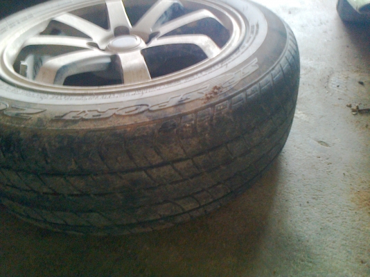 ขายล้อแม็ก ติดรถผมเอง สภาพดีล้อไม่คดไม่ดุ้งผมได้ล้อใหม่เลยขาย รับประกันว่าไม่มีปัญหาเรื่องคด ดุ้งขายพร้อมยาง แต่ยางดอกคู่หลังไม่สวยคู่หน้าสวย