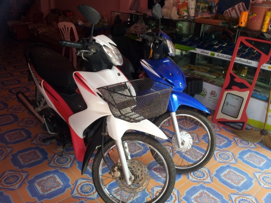 เวป110 สีน้ำเงินปี2010  สีชมภูขาวปี2011 เดิมๆมือเดียวป้ายแดงทั้ง2คัน ขายเหมา42000เลยคับ