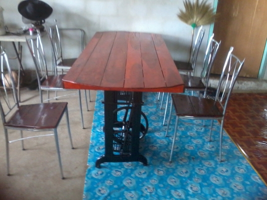 โต๊ะรับประทานอาหารไม้  ขาจักร