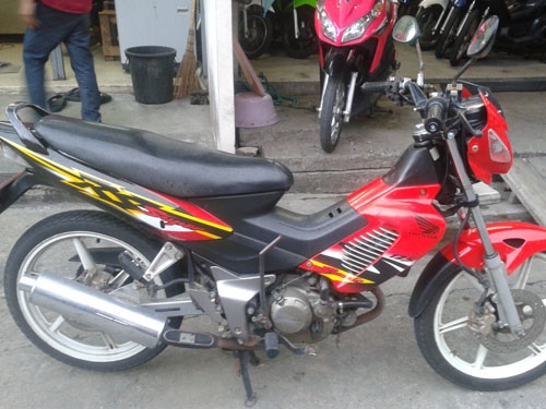 SONIC  ปี46 ไมล์ขาว สีแดงดำ สตาร์ทมือ ล้อแม็คขาว เครื่องดี เอกสารครบ  ชุดสีสดเครื่องเดิมทุกชิ้น ท้าให้มาลองขับค่ะ