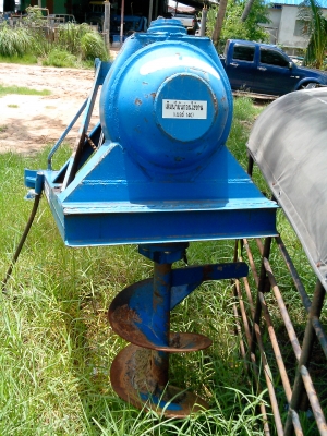 เครื่องเจาะหรือขุดหลุมจิระเกษตรกลการ