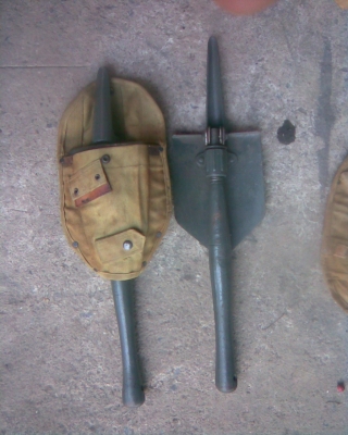 พลั่วสนามสภาพสวยๆครับเป็นพลั่วสนามของทหารครับพับได้พร้อมมีกระเป๋าใส่สภาพสวยๆครับ