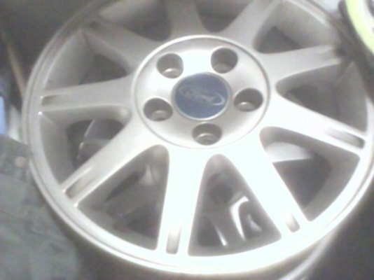 ขายล้อฟอร์โฟกัส ขอบ 15 มี 4 วง 2500 บาท