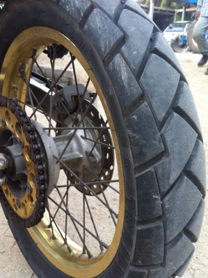 ขาย suzuki dr 250 สี่จังหวะ สต๊าท 2 ระบบ 38000 แถมเครื่องอะหลั่ยให้ 1 เครื่อง