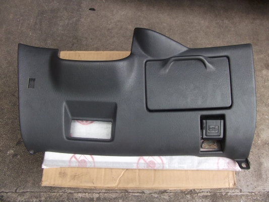 แผงใต้คอพวงมาลัยสวยๆของรถ TOYOTA  AE100-101 หรือสามห่วง