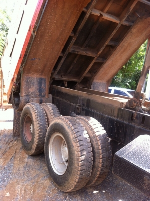 ISUZU DECA FXZ 270 HP EURO1 ปี 46 สิบล้อดั๊มพ์ 2 เพลา กระบะดั๊มพ์เหล็ก 12 ตันของเสรีชัยสภาพสวย มีระบบลากพ่วงครบพร้อมใช้งาน เครื่องแห้งแรงดีไม่มีเยิ้ม ภายในเก๋งคอนโซลสวยครบ CD แอร์เย็น พ.เพาเวอร์ ก.ไฟฟ้า ระบบเบรคทริ๊ปฟี้ ช่วงล่างคัชซีสวยมาก ยางสภาพดี 10 เส