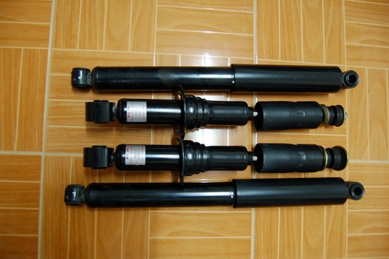 ขายโช๊คอัพ ดีแม็ก SLX สภาพดี ทั้งชุด  1600 บาท