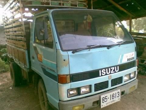 ISUZU ELF NKR 88 HP 4JB1 รถบรรทุก 4 ล้อกลาง หัวปิ๊ปมีหูช้าง กระบะคอกไม้ยาว 3.20 เมตรสภาพดีมาก ภายในสวย เครื่องแห้งแรงดีไม่เยิ้ม ช่วงล่างคัชซีสวย ยาง 7.50 ขอบ 16 เอกสารเล่มทะเบียนครบพร้อมใช้งานครับ