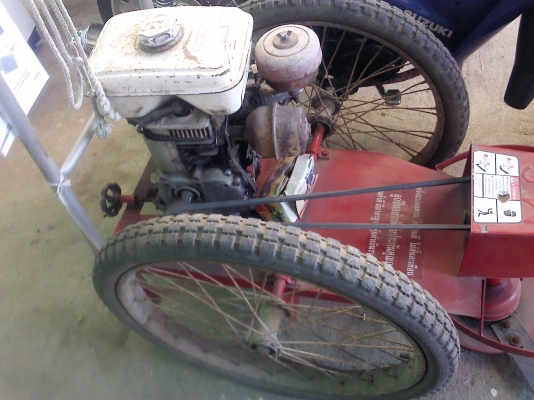 รถตัดหญ้าแบบลุยๆ พร้อมเครื่องยนต์HONDA 5.5 แรง ใช้ได้เลยค่อยข้างใหม่ รถตัดหญ้าแบบลุยๆ พร้อมเครื่องยนต์HONDA 5.5 แรง ใช้ได้เลยค่อยข้างใหม่