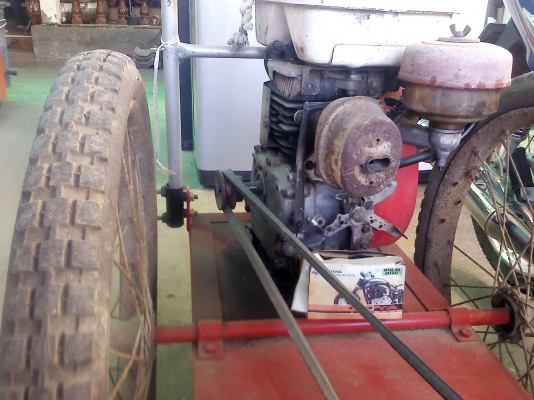 รถตัดหญ้าแบบลุยๆ พร้อมเครื่องยนต์HONDA 5.5 แรง ใช้ได้เลยค่อยข้างใหม่ รถตัดหญ้าแบบลุยๆ พร้อมเครื่องยนต์HONDA 5.5 แรง ใช้ได้เลยค่อยข้างใหม่