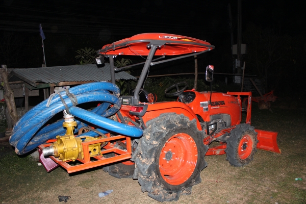 รถไถ..ปั้มน้ำแรงดันสูง  3''X3''ใครแรงกว่าเราขอท้