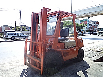 ขายรถยกโตโยต้า 2.5 ตัน เครื่องเบนซิน กระบอกคู่ เสาสูง 3 เมตร  พวงมาลัยเพาเว่อร์  สีเดิมจากนอก นำเข้าจากญี่ปุ่น ใช้งานได้ทันที