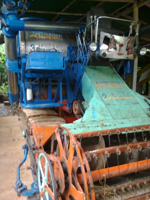 ขาย รถเกี่ยวข้าว อู่ สามพี่น้อง อุ้ม 3 ตัน เครื่องมิตซู 210 แรงม้า ตัวเดิน 12HL