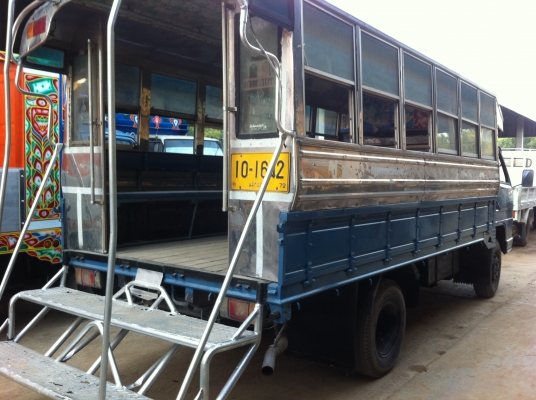 ขายรถบรรทุก 6 ล้อ กระบะคาร์โก้ (บรรทุกนักเรียน) ISUZU NPR สภาพพร้อมใช้ 90\%