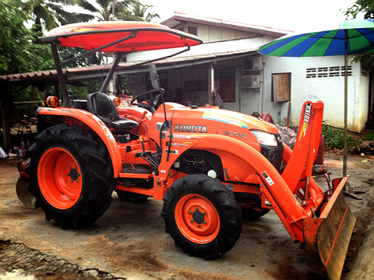 ขายด่วนคูโบต้าL3608พร้อมโลเตอร์ลี่ตราช้างและใบมีดดันดินหน้ารถสวยทำงาน800ชั่วโมง