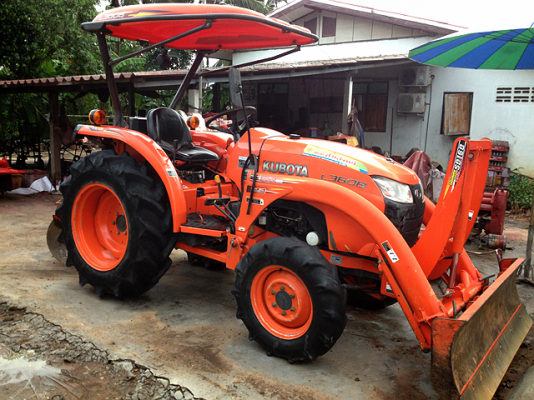 ขายด่วนคูโบต้าL3608พร้อมโลเตอร์ลี่ตราช้างและใบมีดดันดินหน้ารถสวยทำงาน800ชั่วโมง ขายด่วนคูโบต้าL3608พร้อมโลเตอร์ลี่ตราช้างและใบมีดดันดินหน้ารถสวยทำงาน800ชั่วโมง