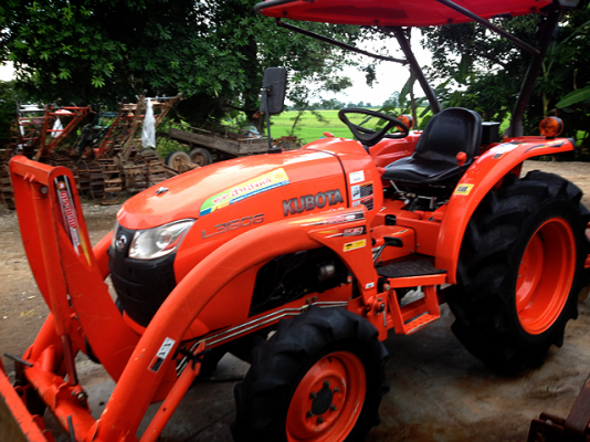 ขายด่วนคูโบต้าL3608พร้อมโลเตอร์ลี่ตราช้างและใบมีดดันดินหน้ารถสวยทำงาน800ชั่วโมง ขายด่วนคูโบต้าL3608พร้อมโลเตอร์ลี่ตราช้างและใบมีดดันดินหน้ารถสวยทำงาน800ชั่วโมง