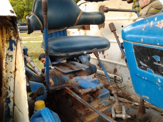 FORD 6610 - 1 เพลา เสื้อลาย อุปกรณ์ครบ มีใบดันหน้า ผานพรวนดิน 3 เครื่องแรงดี ช่วงล่างแน่น ยางสภาพดี 4 เส้นประมาณ 60\% พร้อมลุยงานได้เลย เอกสารทะเบียนครบ