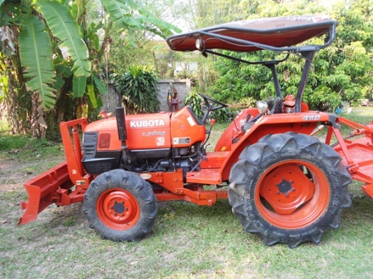 รถไถคูโบต้า L3408, 4WD,34 แรงม้า สภาพดีเยี่ยม มีดันหน้า โรตารี่ ที่ตัดหญ้า ขนาด120 ม.และผานพรวน 5x22 ของhui  ราคา 310,000 บาท